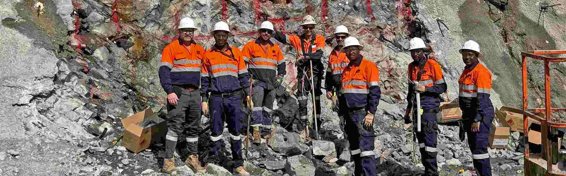 Pour soutenir les opérations au Botswana, Redpath a établi une entité locale et met en œuvre des programmes locaux de transfert de travailleurs et de compétences afin de maximiser le développement de la main-d'œuvre nationale.